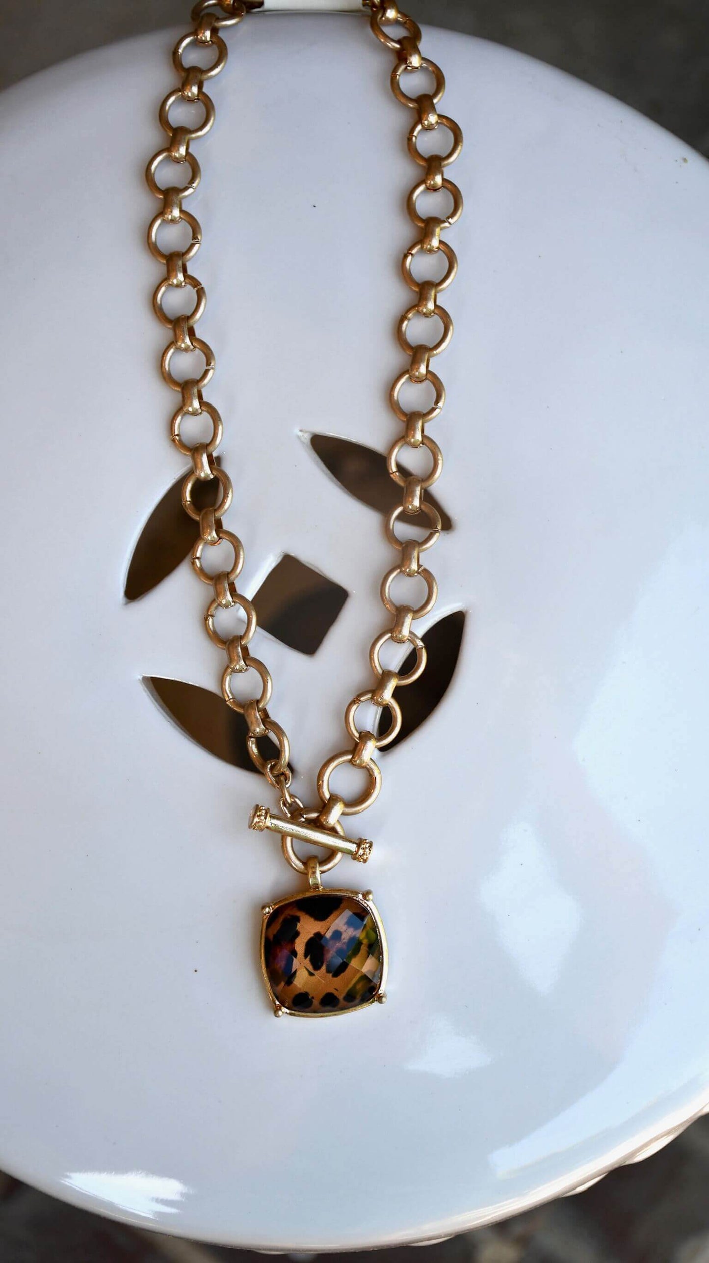 Tortoise Faceted Stone Necklace